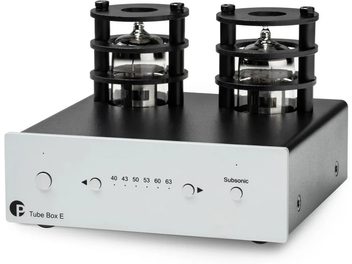 Pré-amplificador phono Pro-Ject Tube Box E preto e prateado com duas válvulas aparentes na parte superior, vista em três quartos