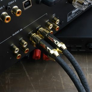 Nærbillede af Oehlbach Black Connection digital 1m digitalt coaxialkabel med sort tekstureret polymerkappe og guldbelagte metalstik prydet med det røde logo