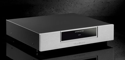 Condicionador de energia GigaWatt PowerPrime prata com cabo PowerSync+ de 1,5m, vista frontal, em preto e prata