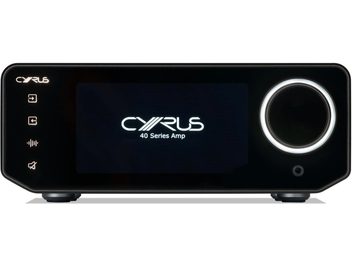 Hi-fi pastiprinātājs Cyrus 40 AMP melnā krāsā, ar stikla priekšpusi, skats no priekšas, centrālais ekrāns, liela izgaismota poga labajā pusē, austiņu ligzda