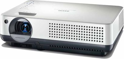 Sanyo PLC-XW56 hvid videoprojektor, set forfra, linse til venstre, ventilationsgitter til højre