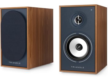 Par de altavoces conectados Triangle BR02 Connect, madera natural y azul marino, vista frontal, fondo gris neutro