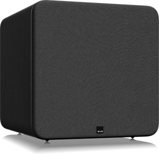 SB17-Ultra R|Evolution subwoofer, set fra trekvart vinkel, sort tekstureret overflade, afrundede hjørner, SVS-logo nederst