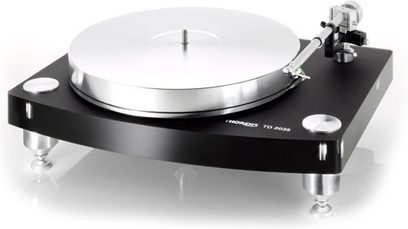 Sort og sølvfarvet Thorens TD2035 pladespiller, akrylplade, lige tonarm, refleksion, hvid baggrund