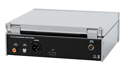 Aluminiums lydkabinett i sølvfarget, bakre 3/4-visning, svart panel med koaksial S/PDIF, optisk, XLR, I2S og 20 V-uttak