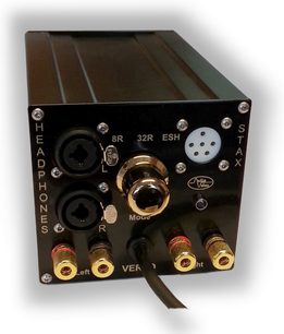 Černý sluchátkový předzesilovač AudioValve Verto, detailní pohled zepředu. Čelní panel v černé barvě se zlatými tlačítky, sluchátkovými výstupy a přepínači.