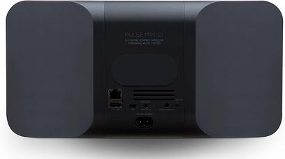 Trådløs, tilsluttet BlueSound PULSE MINI 2i højttaler i sort, set forfra, med afrundet rektangulær form, sort gitter, betjeningsknapper på toppen
