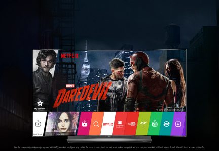 Netflixreklame, der viser karaktererne fra Daredevil-serien på en tv-skærm med Netflix-grænsefladen