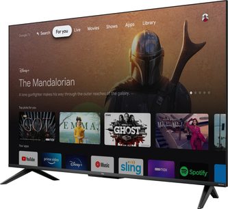 TCL 43QLED760 2022 TV viser Google TV-grænsefladen med apps og indholdsforslag, set forfra