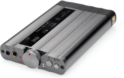 Convertitore audio portatile iFi Audio xDSD Gryphon argento, vista a tre quarti con schermo nero e grande manopola