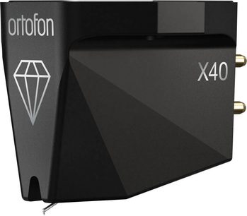 Mattschwarze Ortofon MC X40 Hi-Fi-Tonabnehmerzelle aus Kunststoff, aus vorderer linker Dreiviertelansicht, mit Ortofon-Logo und Diamant-Piktogramm auf der linken Seite, X40-Markierung auf der rechten Seite, zwei vergoldeten Pins auf der Rückseite und sichtbarer Metallnadel an der Unterseite