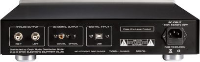 Cayin CS-55CD CD-mängija DAC, must metallkorpus hõbedaste silindriliste jalgadega, tagantvaade näitab paremat ja vasakut analoog RCA-pistikut, koaksiaal- ja optilist digitaalväljundit, ruudukujulist USB-porti ning IEC toitepistikut