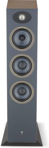 Sloupcový reproduktor Focal Theva N°2 v provedení Dark wood z ořechového dřeva, pohled zepředu, 3 kulaté reproduktory svisle seřazené