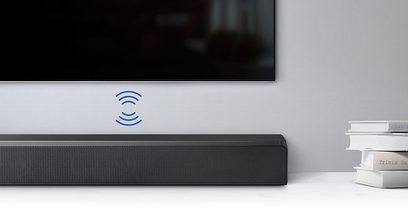 Samsung HW-MS651 sort soundbar, set forfra, med Wi-Fi-logo projiceret på det hvide TV-møbel nedenunder