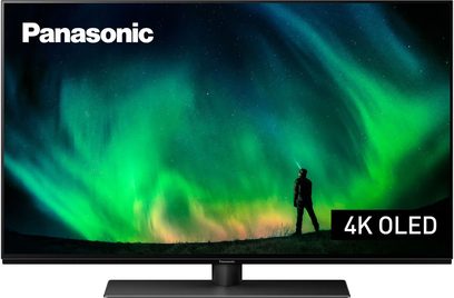 Panasonic TX-42LZ1500E 4K OLED-tv tændt, viser nordlys, mørk silhuet i forgrunden