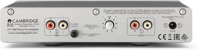 „Cambridge Audio CP1" sidabrinis fonografinis priešvažis, galinė pusė, RCA jungtys, jungiklis, MM/MC selektorius, reguliavimo varžtas