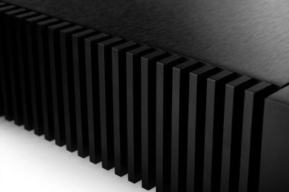 Sortmalet aluminiumskølelegeme bestående af mange parallelle, rektangulære, lodrette lameller med jævn afstand imellem