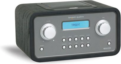 Juoda "Radio Tangent Quattro" priekinė dalis. Mėlynas LCD ekranas, kuriame rodoma "TANGENT". Priekyje sidabriniai mygtukai ir rankenėlės