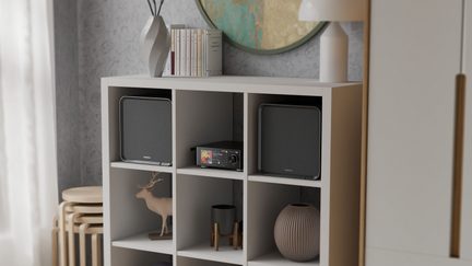 Witte kubusopbergkast met hifi-keten en Scandinavische decoratie in moderne woonkamer