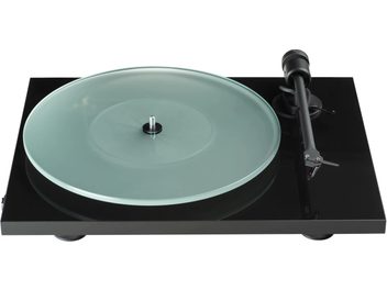Hi-Fi vinüülplaadimängija Pro-Ject T1 EVO Phono musta läikega, läbipaistva klaasist plaadiga ja mati musta tooniga helikäpaga