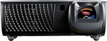 Optoma EX525ST sort videoprojektor, frontvisning, forskudt linse, ventilationsgitter, farvehjul i rummet