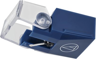 Audio Technica AT-VMN20xEB naktinio mėlynumo vinilo plokštelių deimantinė galvutė plastikinėje korpuse su baltu logotipu, matoma metaline adata ir skaidriu apsauginiu dangteliu, trijų ketvirčių vaizdas