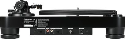 Juoda „Audio Technica AT-LP7X“ vinilinė patefoninė plokštelė, vaizdas iš galo, RCA jungtys, phono/line selektorius, įžeminimo ir maitinimo lizdai