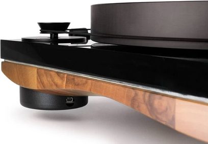 Gold Note Giglio platespiller i valnøtt med B-5.1 tonearmen, valnøtt finish, nærbilde av profilen på tonearmen og platespilleren