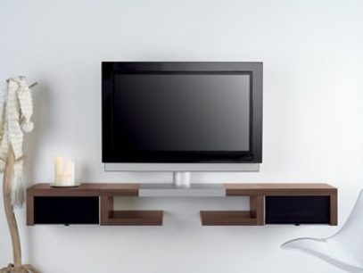 Moderne designmøbel til TV i mørkt træ og metal, med åbne hylder og vægbeslag til fladskærm i sort