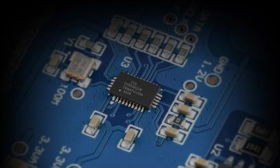 Blå printplade med elektroniske komponenter, herunder chips og stik, fra Zappiti Reference multimedie-afspilleren