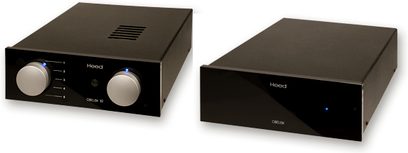 Deux amplificateurs hi-fi Heed Audio Obelisk SI et X2 noirs, faces avant avec boutons et prises, vus de face en perspective