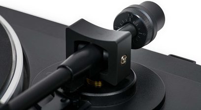 Giradischi Thorens TD 101 A nero opaco, primo piano sul braccio di lettura con testina e contrappeso, vista laterale