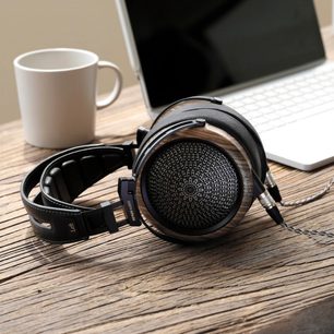 Sendy Audio Peacock Noir -hifikuulokkeet, ruskeat puunsyykuvioiset kuulokekupit, säteittäiskuvioiset ritilät ja musta pehmustettu panta