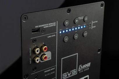 Bagpanel med tilslutninger på en SVS SB-2000 Pro sort askebassen med RCA-linje- og trigger-indgange, justeringer af lydstyrke, fase og lavpasfilter