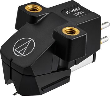 Czarna wkładka gramofonowa Audio Technica AT-VM95E, kanciasty design, złote gniazda śrub, tylne metalowe złącza