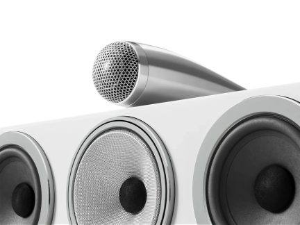 Coluna hi-fi branca com tweeter prateado visível na parte superior e três altifalantes em grande plano