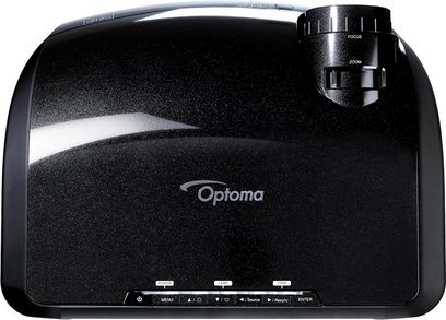 Optoma EP1080 sort videoprojektor, set forfra, zoom på linsen, kontrolknapper øverst