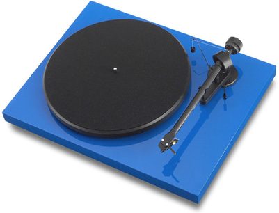 Pro-Ject Debut III pladespiller i blå farve, sort pladetallerken, tonearm med pickup, på blå base, set fra oven i 3/4 vinkel forfra til højre