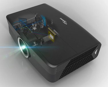 Optoma UHZ65 sort videoprojektor, trekvartsvisning forfra, linse foran, ventilationsriste øverst