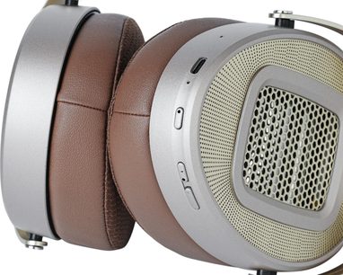 Gråa och bruna over-ear hi-fi-hörlurar, tjocka bruna öronkuddar och guldfärgat bikakemönstrat galler i närbild