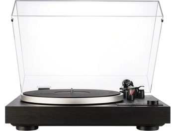Gramofon hi-fi Dual CS 418 widziany z przodu, prostokątna czarna podstawa z wykończeniem drewnianym i czterema cylindrycznymi nóżkami, okrągły aluminiowy talerz w kolorze szarym, uniesiona przezroczysta pokrywa oraz czarne ramię z czerwoną wkładką.