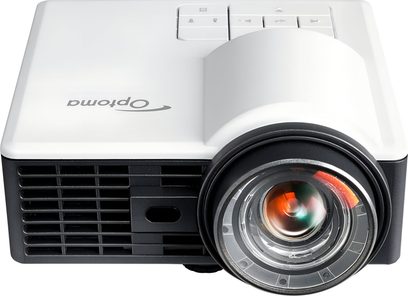 Optoma ML1050STI videoprojektor, hvid og sort plastik, fremskudt frontlinse, frontgitter, trekvartsvisning