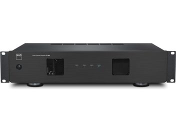 NAD CI-980 multikanals forstærker i sort børstet metal, set forfra, rektangulær rack-monteret front med beslag, cirkulær tænd/sluk-knap til venstre, to maskede ventilationsgitter og fire centrale LED-indikatorer