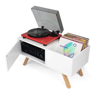 Vit vinylspelarmöbel med röd skivspelare, inbyggd svart hi-fi-förstärkare och vertikalt fack för skivor