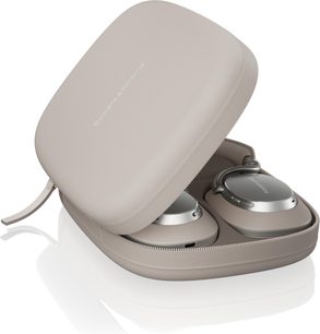 Sluchátka Bowers & Wilkins Px8 S2 béžová v pevném texturovaném béžovém pouzdře, stříbrné kovové náušníky, pohled ze tří čtvrtin