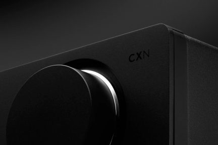 Odtwarzacz sieciowy Cambridge Audio CXN czarny, front ze szczotkowanego aluminium z dużym pokrętłem w zbliżeniu