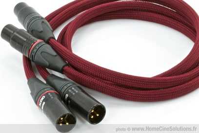 Analogt XLR-lydkabel "MPC Audio Equilibre modulation XLR" i mørkerød flettet udførelse med 2 sorte XLR-stik, nærbillede