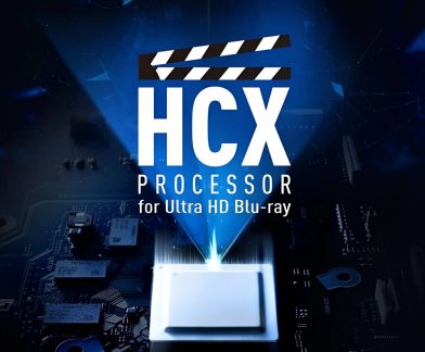HCX-processor til Ultra HD Blu-ray, hvidt logo på blå baggrund over en lysende mikrochip