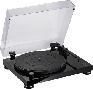 Audio Technica AT-LPW50PB sort pladespiller, set fra 3/4 foroven til højre, med transparent låg åben og sort pladedrev