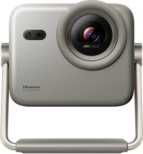 Βιντεοπροβολέας Hisense M2 PRO μεταλλικό γκρι από αλουμίνιο, ορθογώνιο σώμα με στρογγυλεμένες γωνίες, μεγάλη εκκεντρωμένη κυκλική φακός 4K, διπλός αισθητήρας αριστερά και ενσωματωμένη κυλινδρική λαβή-βάση, όψη από μπροστά